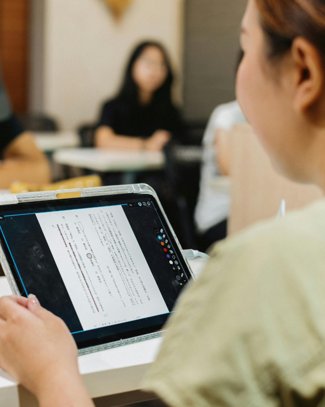 Traducimos la técnica en materiales accesibles y atractivos: guías, infografías, cursos y herramientas digitales. Nuestros diseños fortalecen la comunicación institucional y la difusión de los derechos laborales.