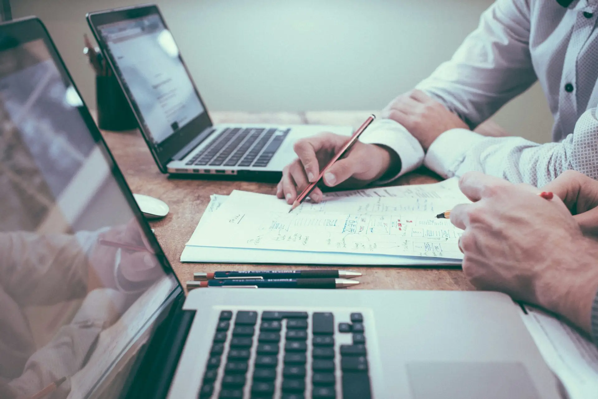 En cada proyecto ayudamos a las organizaciones a cumplir la normativa laboral vigente mediante diagnósticos exhaustivos, actualización de políticas y acompañamiento en la implementación. Así fortalecen sus entornos de trabajo, previenen riesgos y promueven la productividad