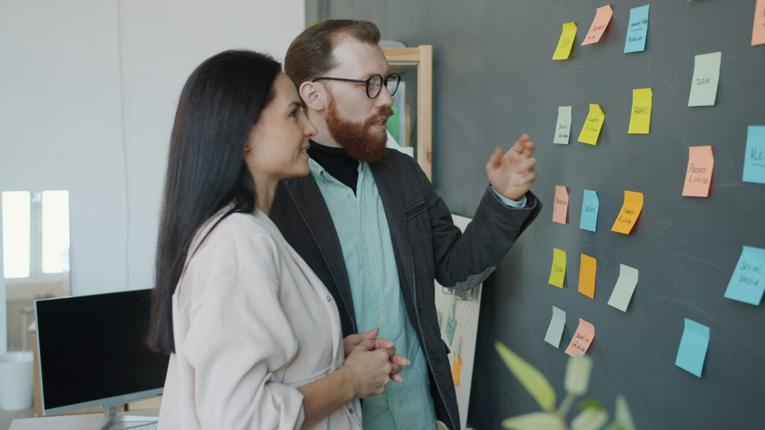Diseñamos estrategias de gestión humana que fortalecen el liderazgo, la comunicación interna y la cultura de cumplimiento. Nuestra experiencia integra la perspectiva psicosocial, la formación de competencias y la igualdad de oportunidades.